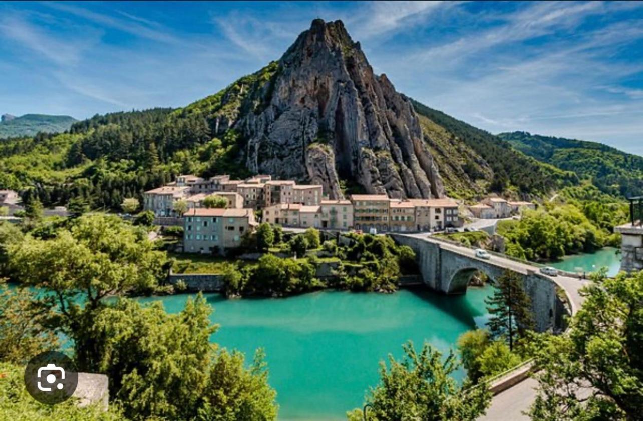 Tour De Babel Appartement Sisteron Buitenkant foto
